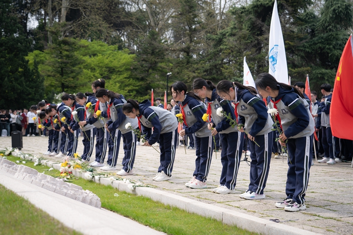 10. 学生向烈士献花.jpg