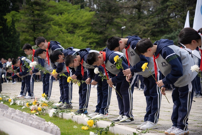 10-1. 学生向烈士献花.jpg